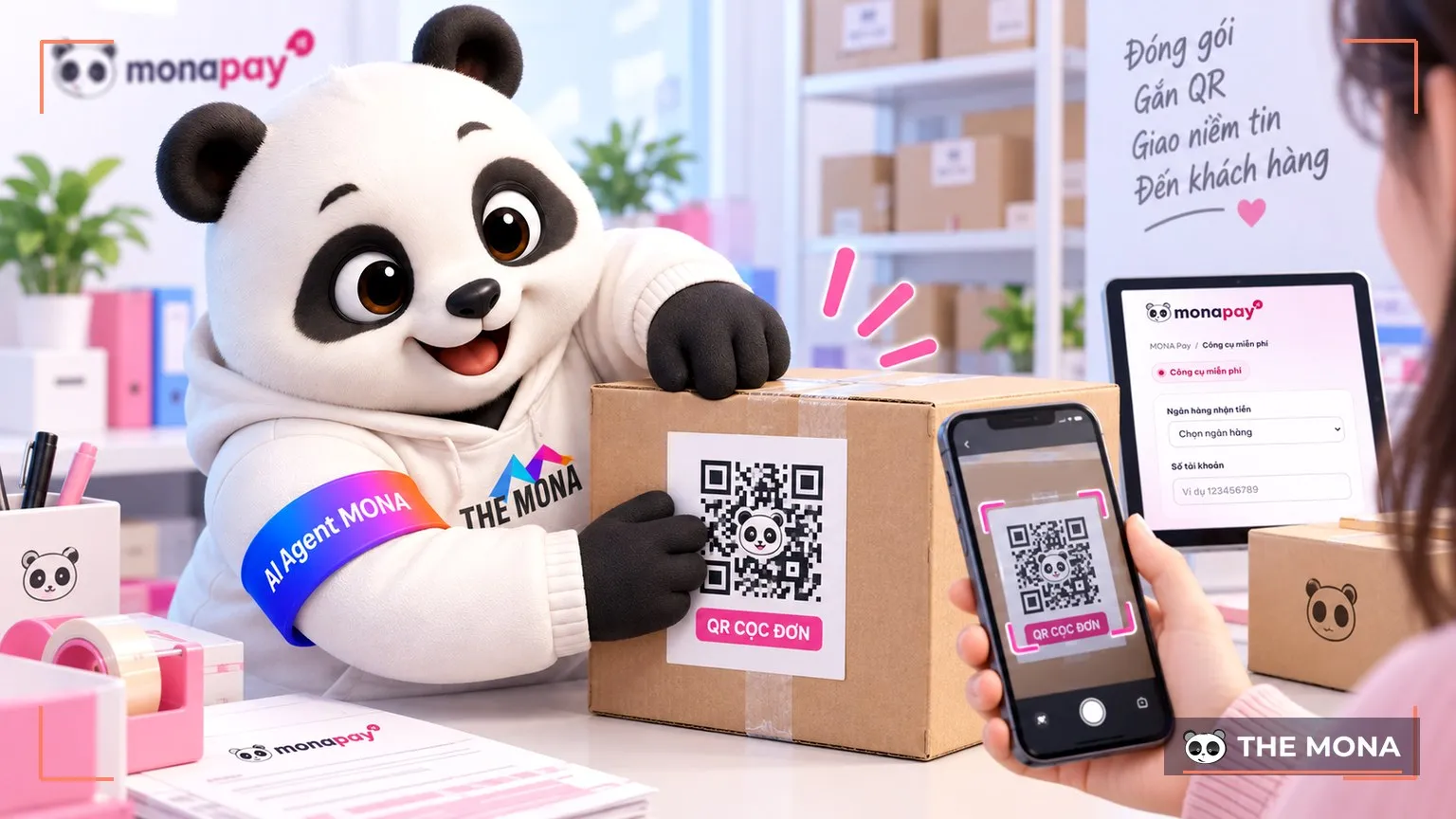 Gấu MONA dán tấm QR cọc lên thùng hàng order, khách quét